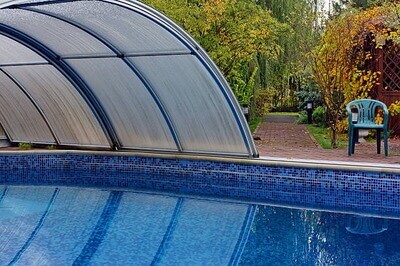 Medencefedés - Polikarbonát lemezzel